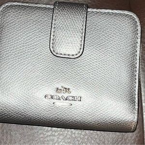 Coach Crossgrain Leather Corner Medium Zip Wallet (silver)
